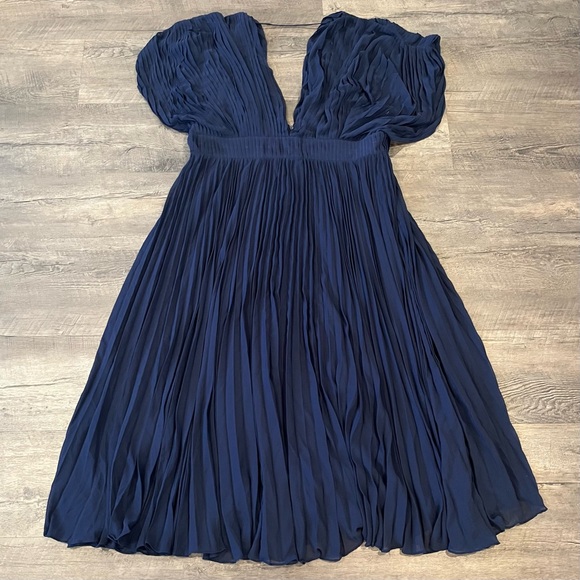NWT Fame and Partners Pleated Gown in Navy Blue - Picture 2 of 7